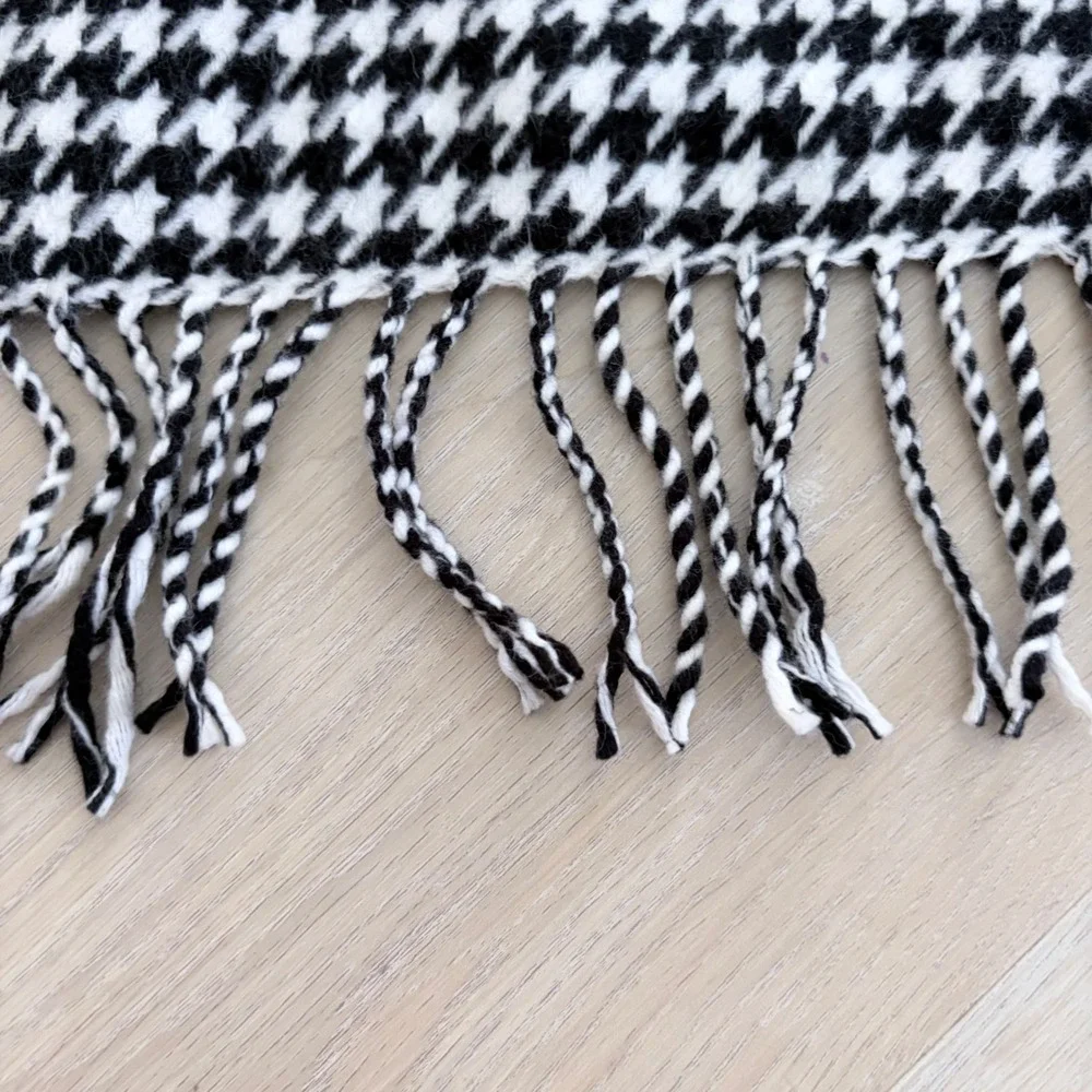 100% Cashmere Scarf Made in Scotland Black White Houndstooth Fringe